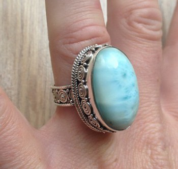 Zilveren edelsteen ring Larimar in bewerkte setting 17.3 mm.